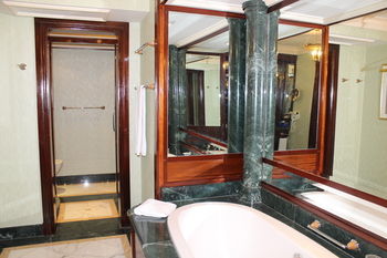 Deep Soaking Bathtub